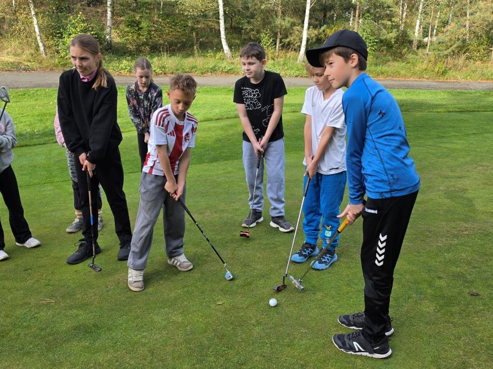 Čtvrťáci vyrazili se školou na golf!